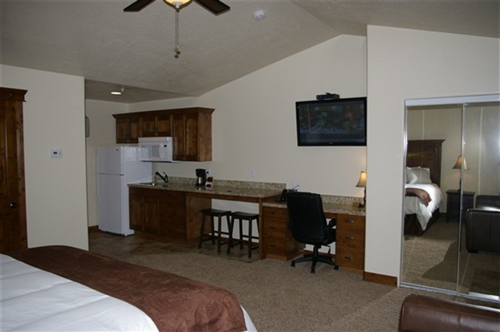 Cb&M Executive Suites Roosevelt Exterior photo